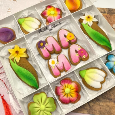 Cutie cu turta dulce cu flori de primavara pentru Mama