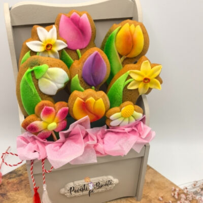 Aranjament din turta dulce cu flori de primavara